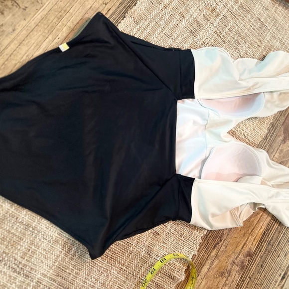 EUC - SUMMERSALT THE RUFFLE BACKFLIP SWIMSUIT - Picture 12 of 16